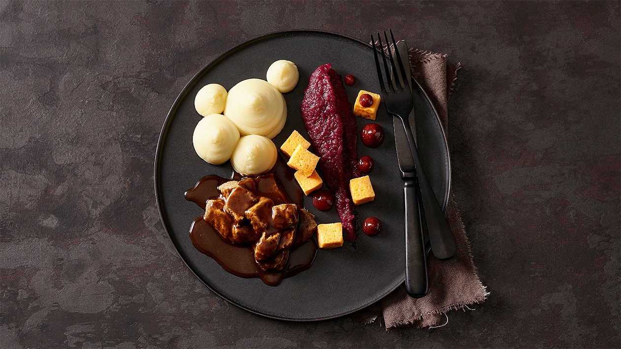 Rehpfeffer mit Kartoffelstock, Rotkohl und Kürbis in pürierter Form Rehpfeffer mit Kartoffelstock, Rotkohl und Kürbis in pürierter Form