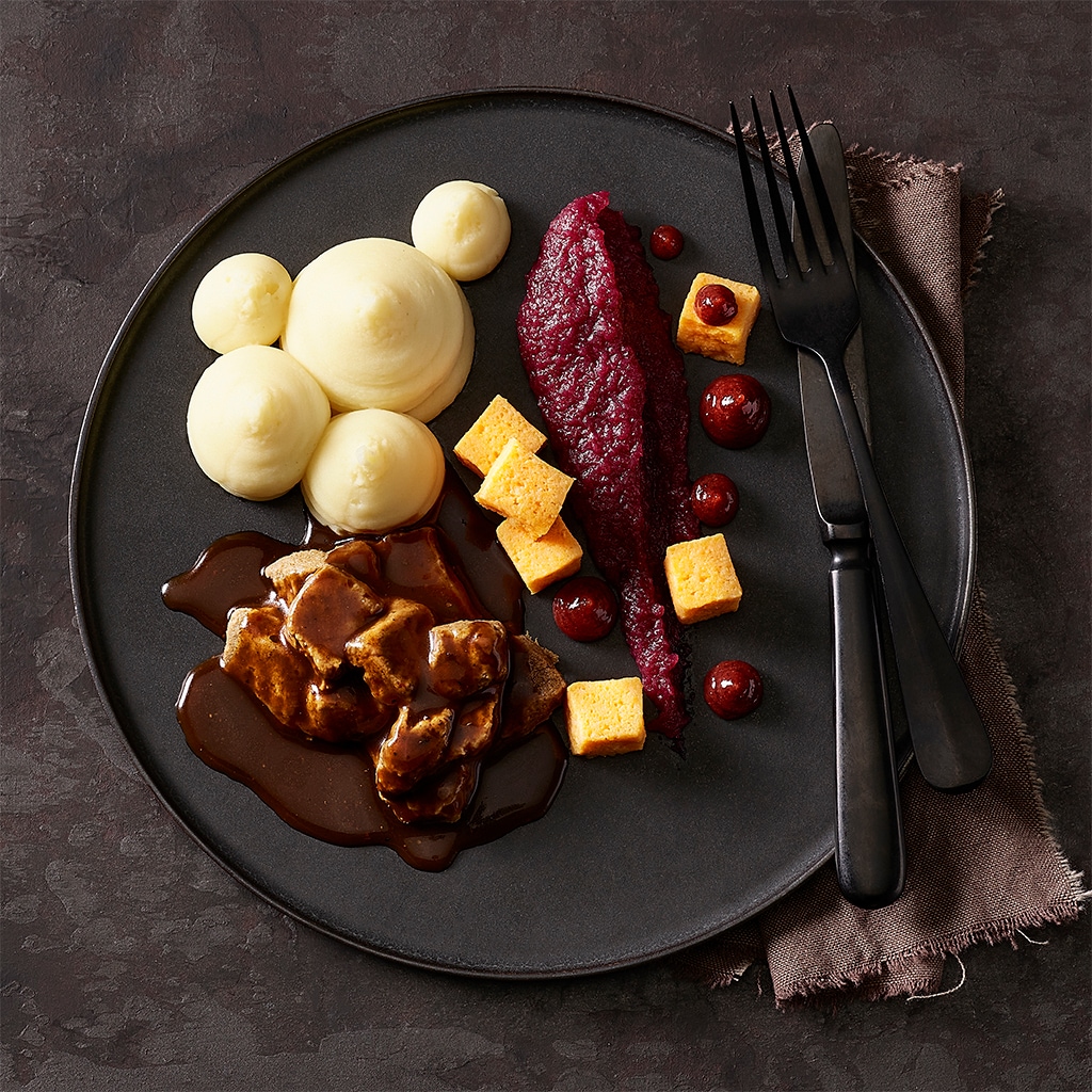 Rehpfeffer mit Kartoffelstock, Rotkohl und Kürbis in pürierter Form