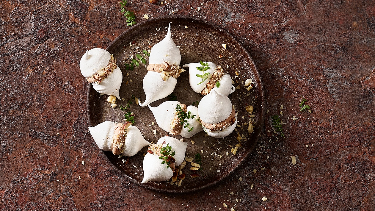 Leberparfait mit Apfelmeringues und Haselnuss Leberparfait mit Apfelmeringues und Haselnuss
