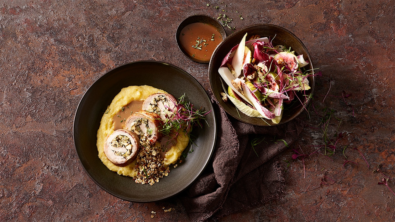 Knuspriges, gefülltes Schweinskarree mit cremiger Polenta und Endivien-Salat Knuspriges, gefülltes Schweinskarree mit cremiger Polenta und Endivien-Salat