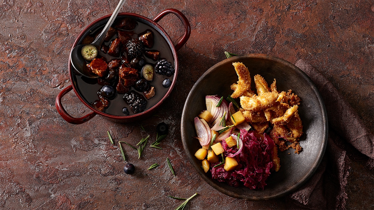 Rehpfeffer mit dunklen Beeren, Sand-Pizokels und Rotkraut