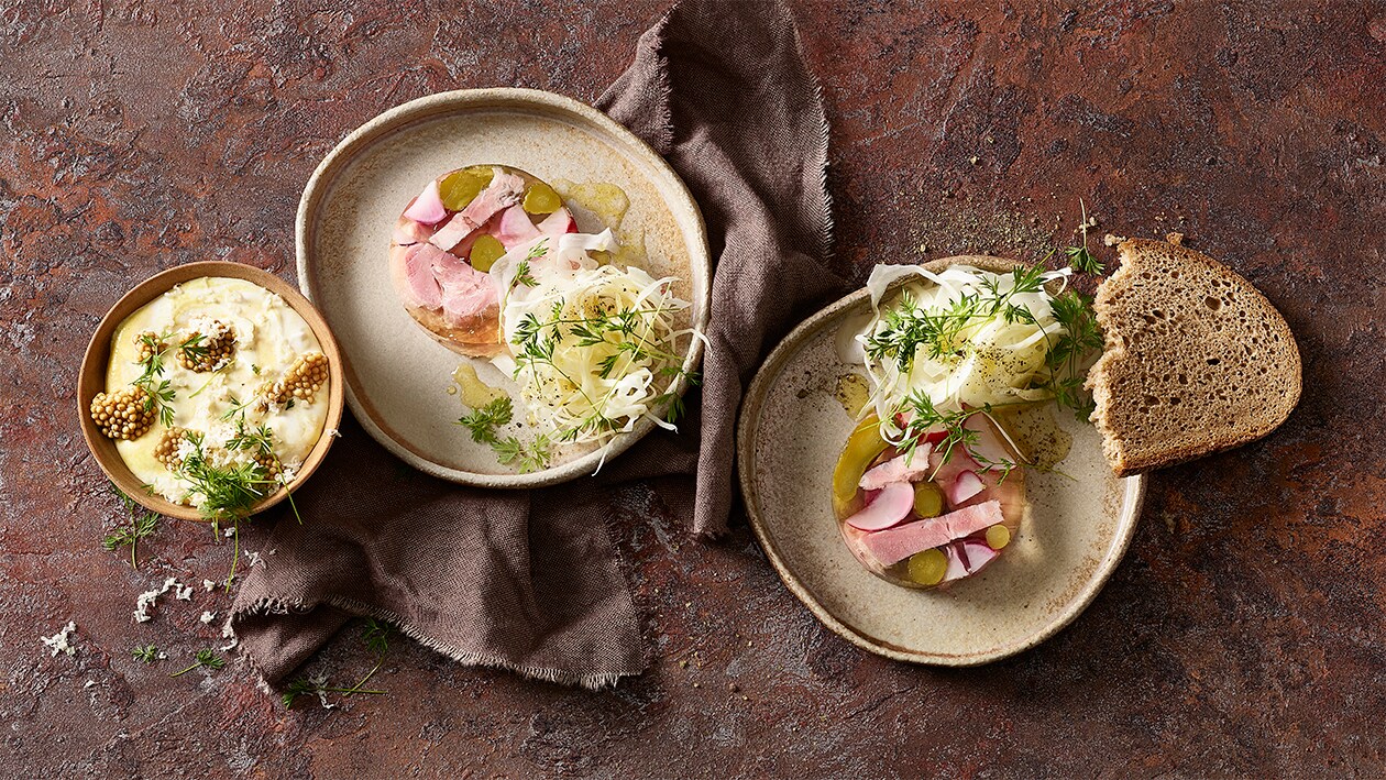 Tête de porc, salade de chou blanc et crème à la moutarde Tête de porc, salade de chou blanc et crème à la moutarde