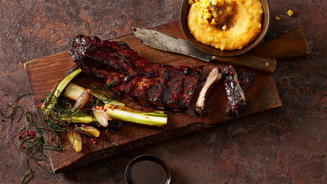 Spareribs de sanglier glacés, polenta de maïs et patates douces et poireau