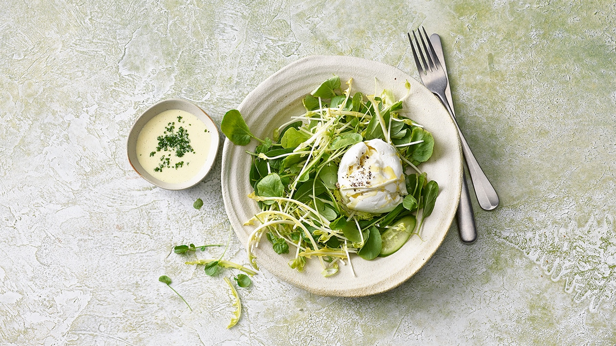 Frühlingssalat mit Burrata und Dressing