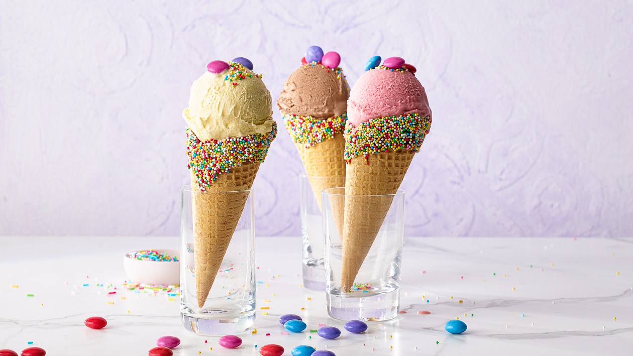 Cornet croustillant avec une délicieuse glace et une déco au chocolat