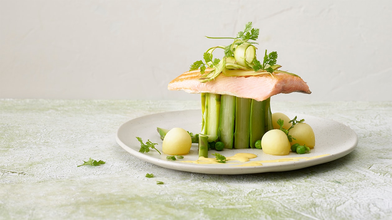 Filet d'omble chevalier sauté, émulsion citron-verveine aux perles de pommes de terre et chartreuse d'asperges Filet d'omble chevalier sauté, émulsion citron-verveine aux perles de pommes de terre et chartreuse d'asperges