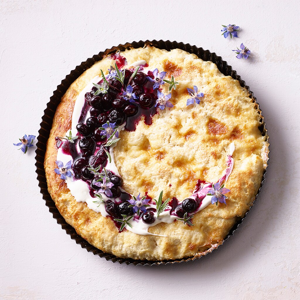 Vullykuchen mit rauchigem Heidelbeerkompott