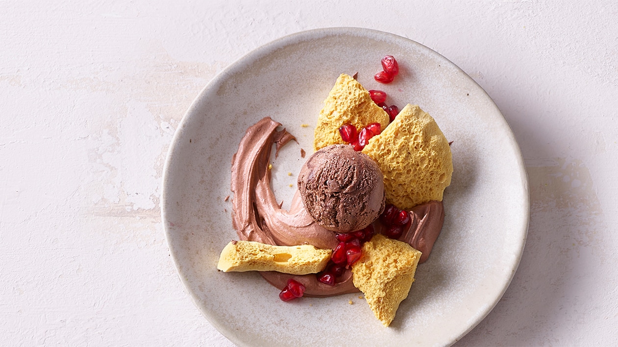 Mousse au chocolat fumée et croquant au caramel