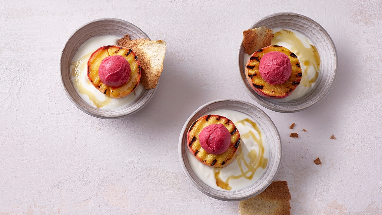 Grillierte Pfirsiche, Mandelcreme und Knuspergerste –  