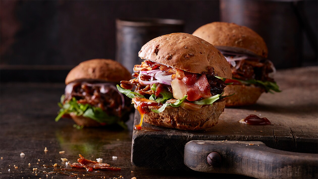 Pulled Beef mit Baumnussbrot aus dem Dutch Oven