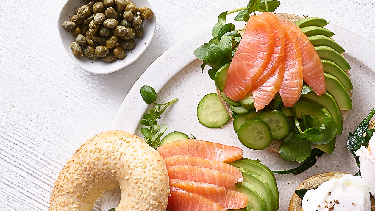 Graved Lachs im Bagel mit Avocado