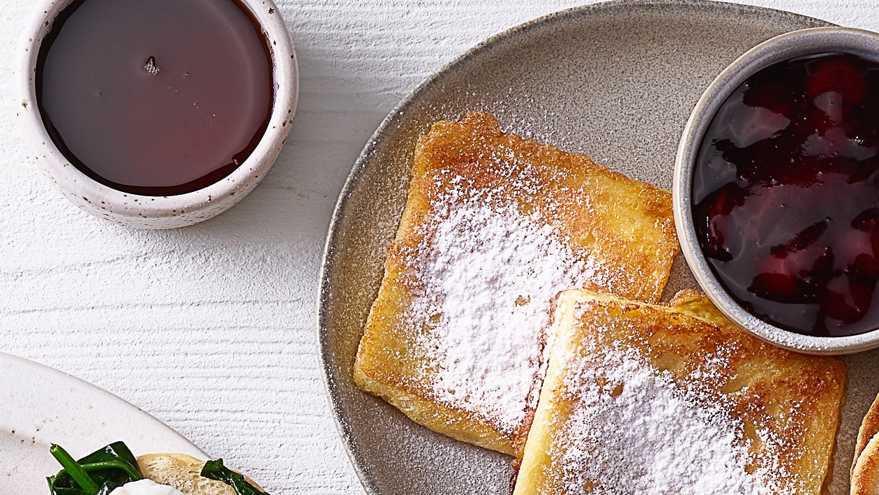 Frenchtoast mit Ahornsirup und Heidelbeeren