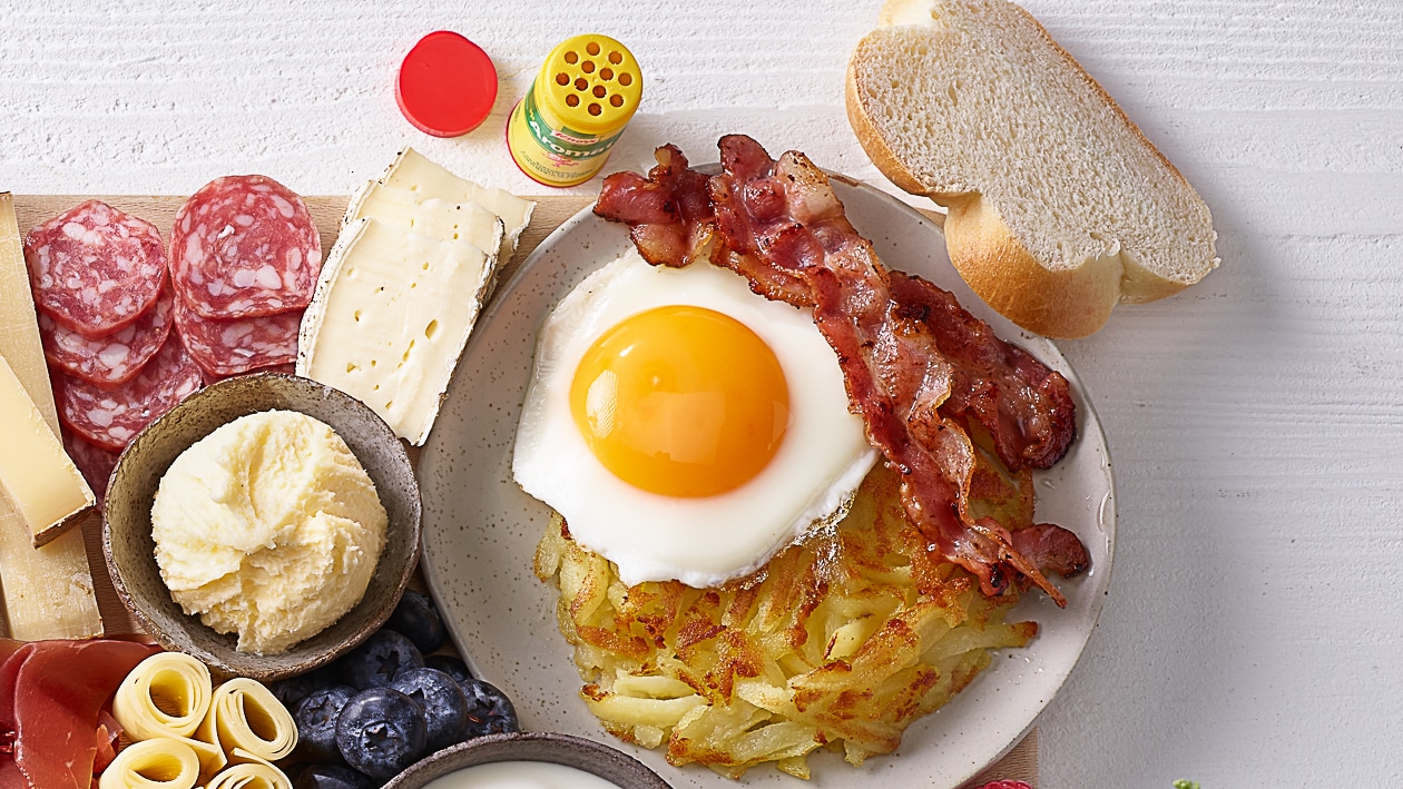 Rösti mit Spiegelei und gebratenem Speck –  