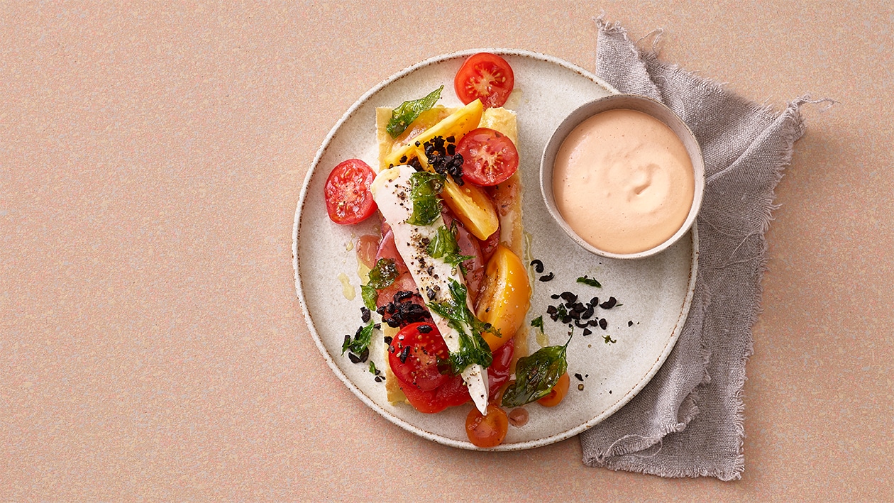 Pouletbrust auf Focaccia mit Tomatenschaum und Olivencrunch –  