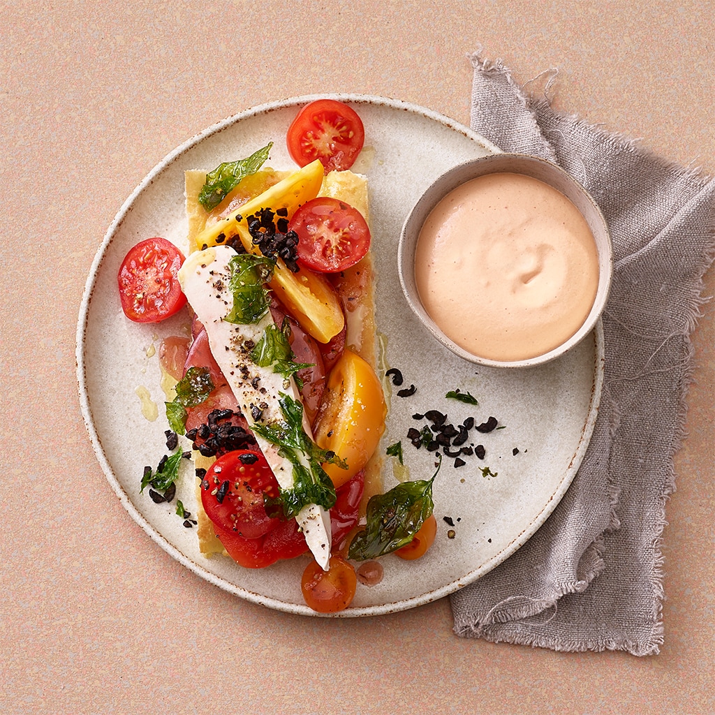 Pouletbrust auf Focaccia mit Tomatenschaum und Olivencrunch