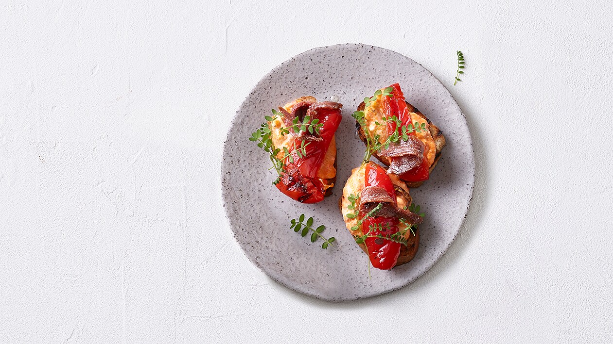 Knusprige Brotscheibe mit grillierten Peperoni –  