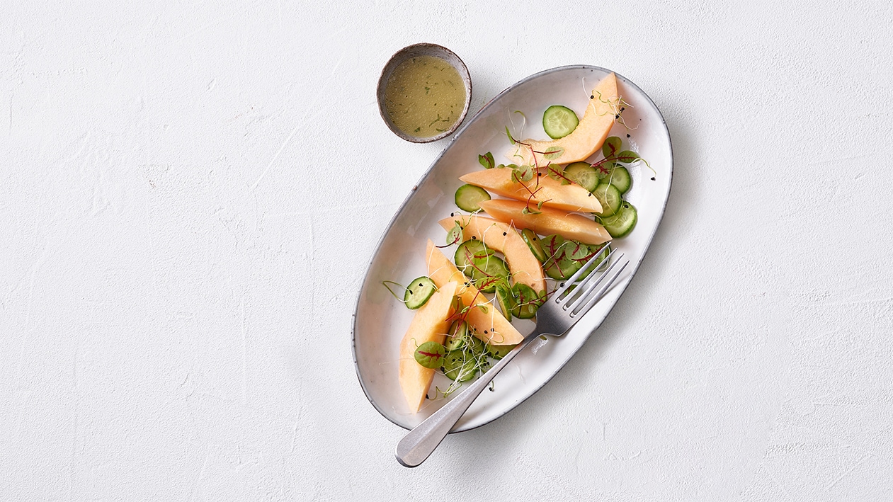 Salade de melon et concombre aux des pousses fraîches –  