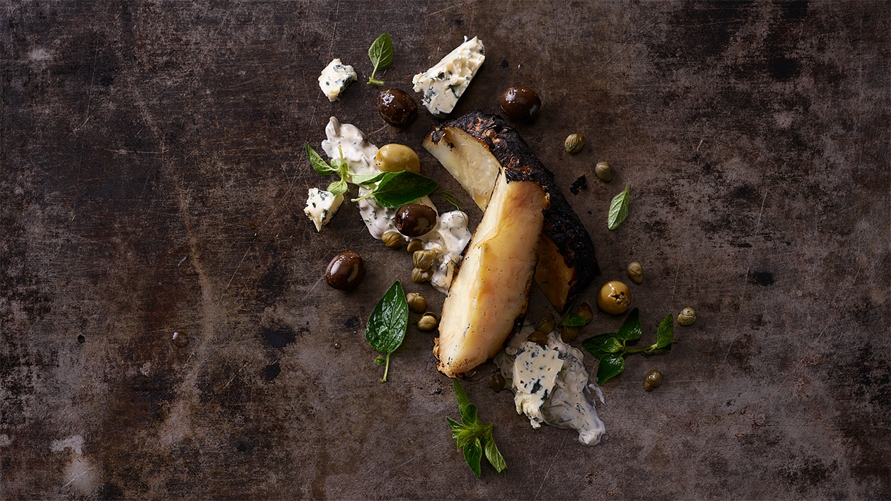 Céleri grillé et sauce froide à l'ail et Roquefort –  