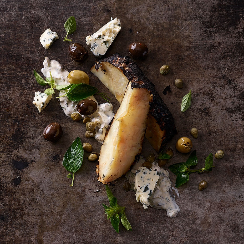 Grillierter Sellerie mit Knoblauch Kaltsauce und Roquefort