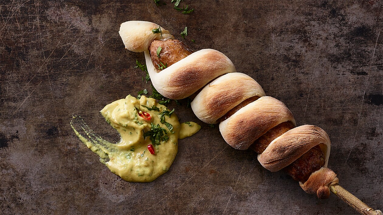 Vegane Bratwurst im Stockbrot und Kräutersenf –  