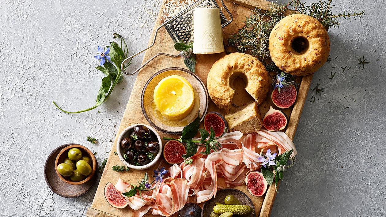 Aperoplättli mit Speck-Gugelhupf und Rosmarin-Butterkerze Aperoplättli mit Speck-Gugelhupf und Rosmarin-Butterkerze