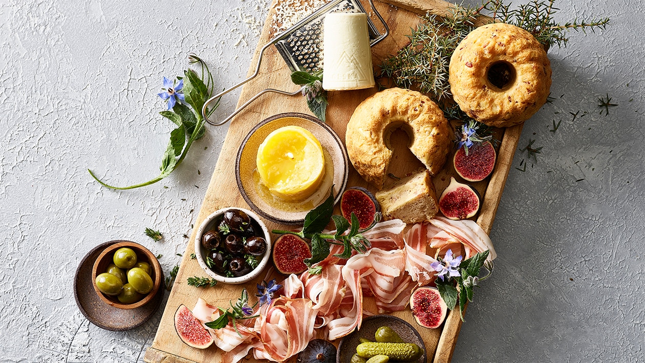 Aperoplättli mit Speck-Gugelhupf und Rosmarin-Butterkerze