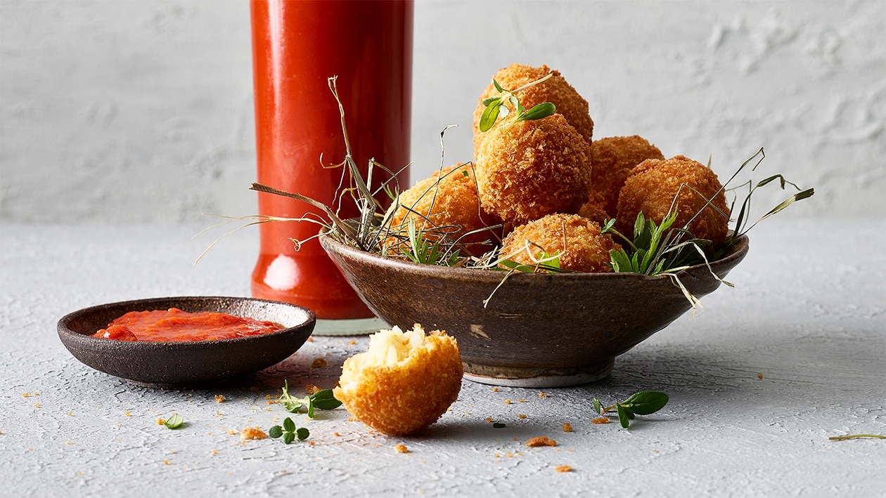 Arancini à la tessinoise accompagnés d'une salsa fumée aux tomates et poivrons Arancini à la tessinoise accompagnés d'une salsa fumée aux tomates et poivrons