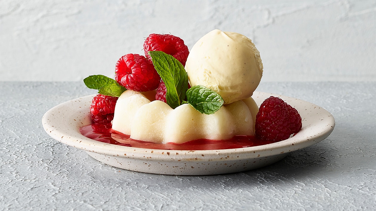 Panna cotta aux baies fraîches et glace vanille Panna cotta aux baies fraîches et glace vanille