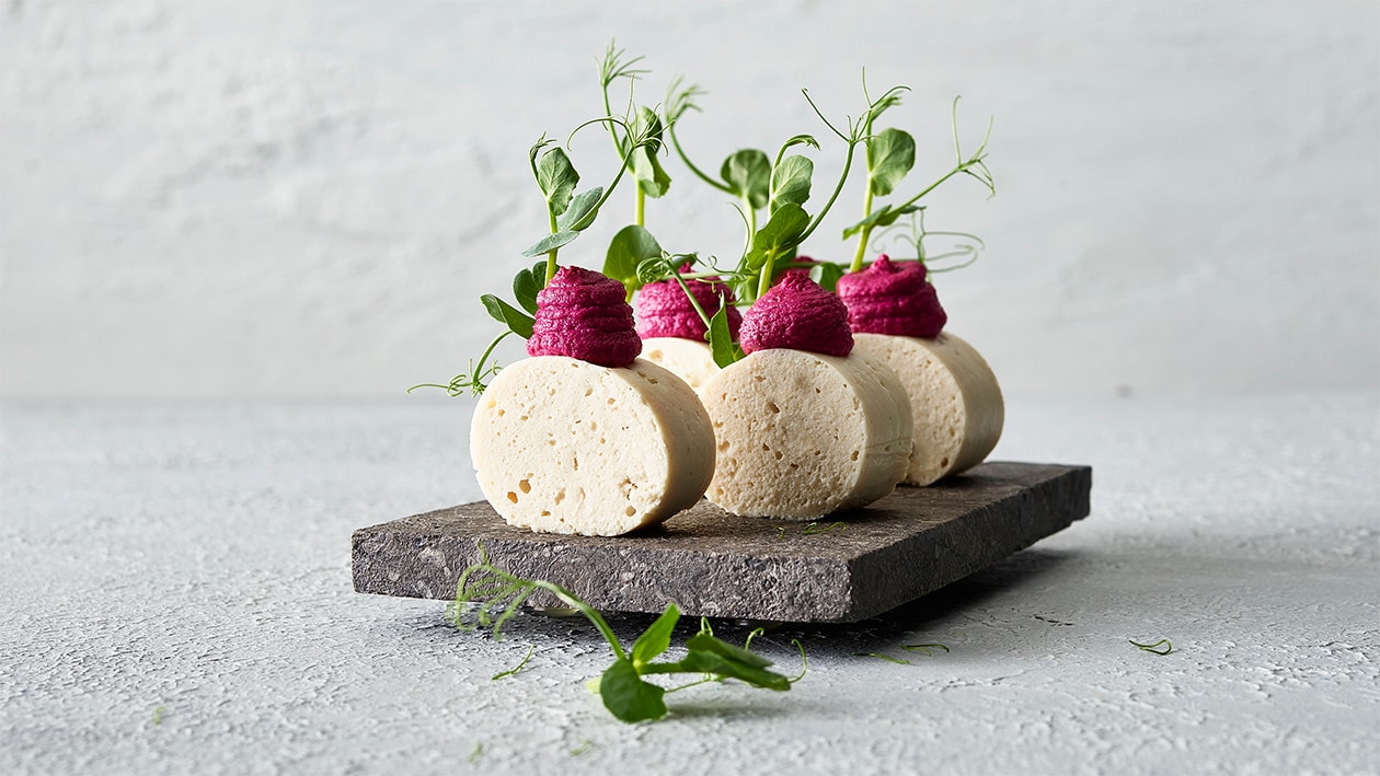 Pouletrolle mit Randenmousse und Sprossen Pouletrolle mit Randenmousse und Sprossen