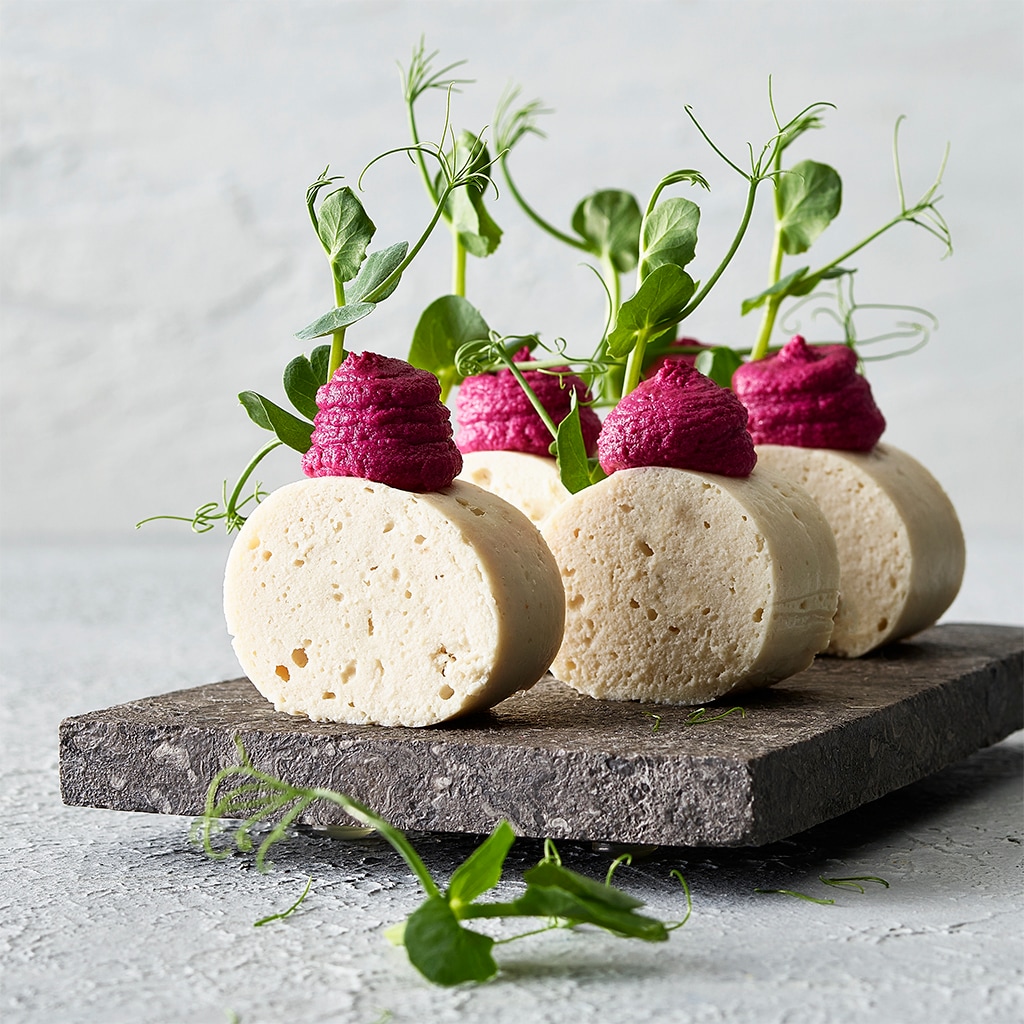 Pouletrolle mit Randenmousse und Sprossen