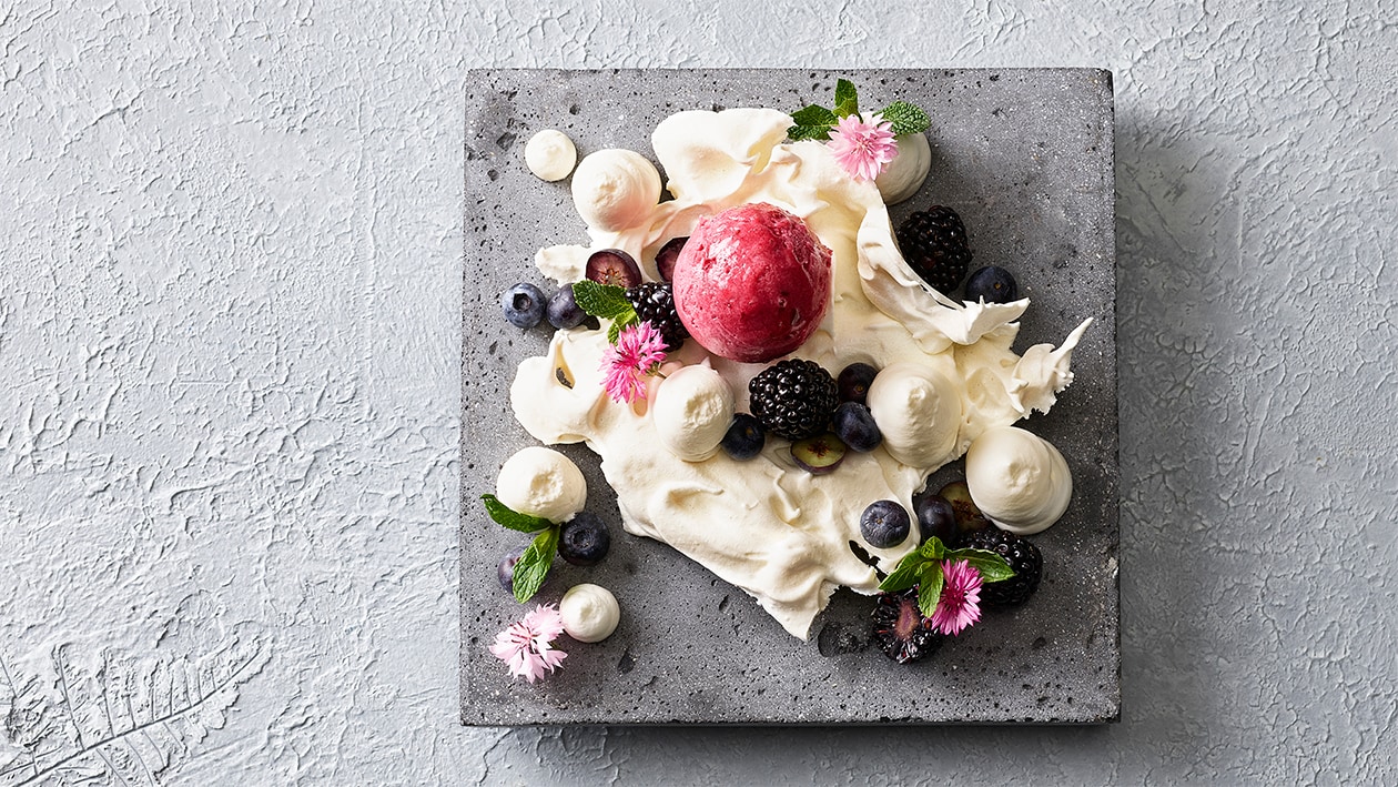 Meringue-Blatt mit Beeren und Himbeersorbet