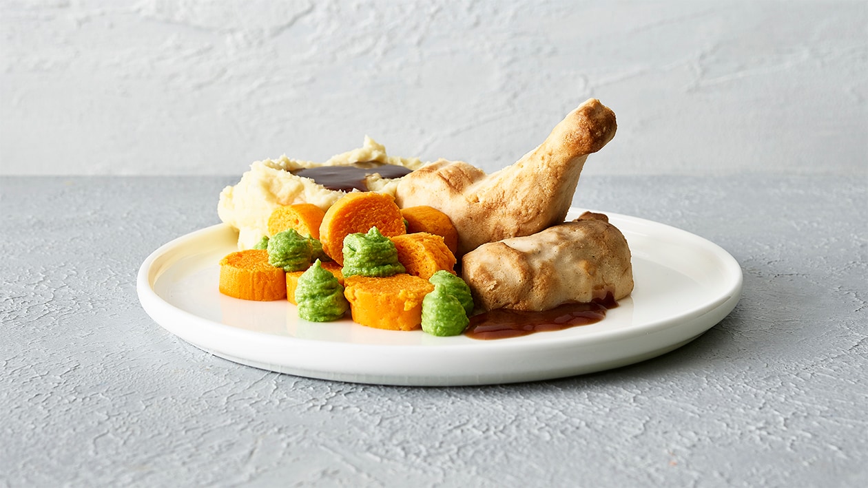 Cuisse de poulet avec jus au romarin, pomme purée et petits pois et carottes sous forme de purée Cuisse de poulet avec jus au romarin, pomme purée et petits pois et carottes sous forme de purée