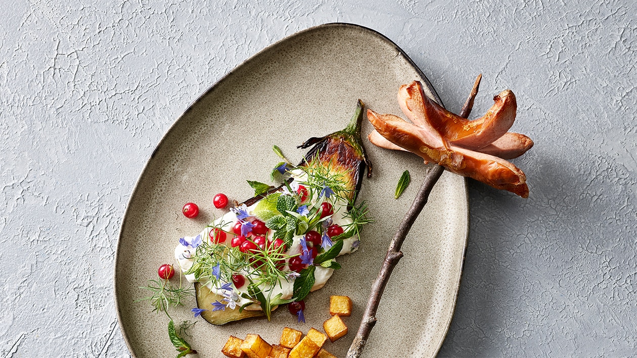 Escalopes d'aubergine grillée, cervelas et dés de pommes de terre croustillants