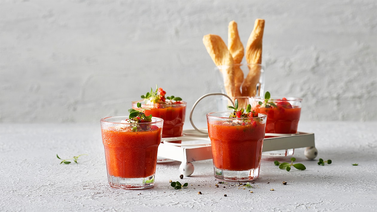 Soupe froide à la tomate et bâtonnets croustillants au Gruyère