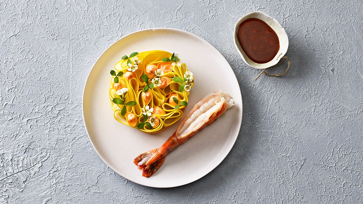 Zucchettisalat mit gebratener Crevette und Balsamico-Tomatendressing –  