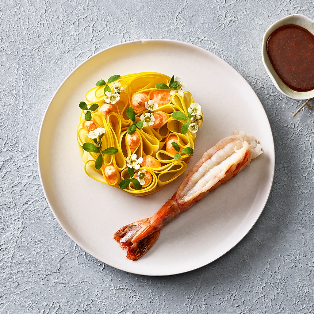 Zucchettisalat mit gebratener Crevette und Balsamico-Tomatendressing