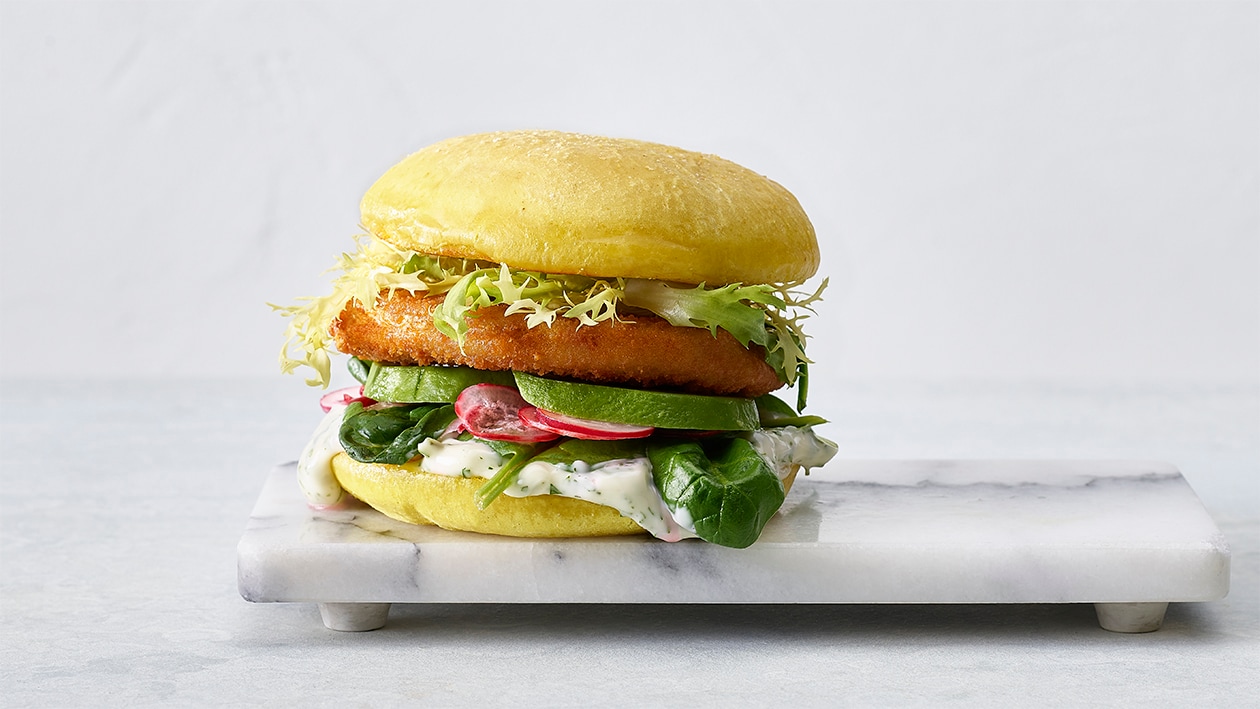 Crispy-Burger mit Spinat und veganer Wasabi-Mayonnaise Crispy-Burger mit Spinat und veganer Wasabi-Mayonnaise