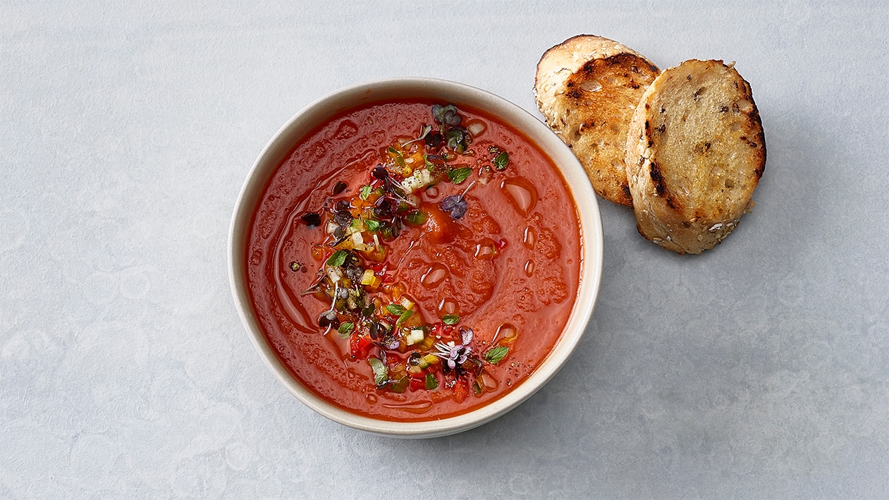 Gazpacho mit Knoblauchbrot