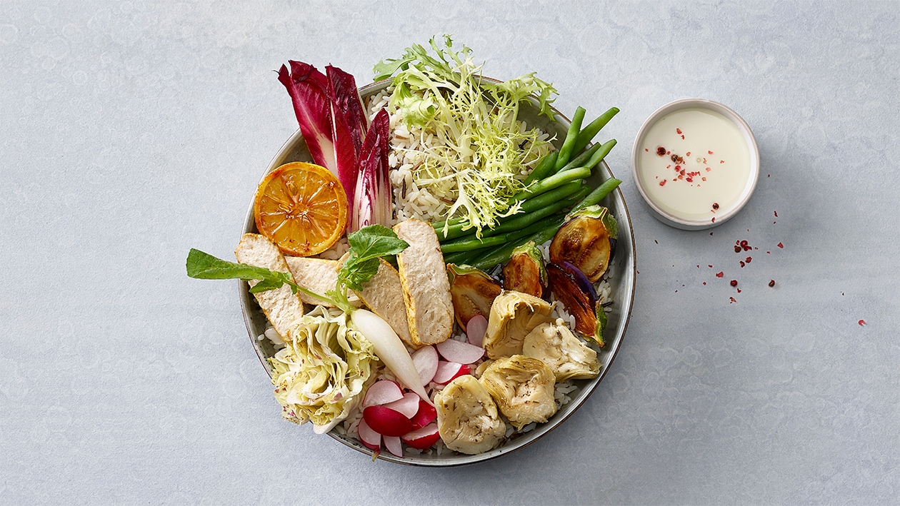 Sommerliche Salatbowl mit veganen Filet-Streifen