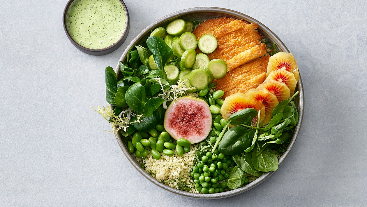 Bowl vert aux épinards, lamelles de burger croustillant et dressing végane aux herbes