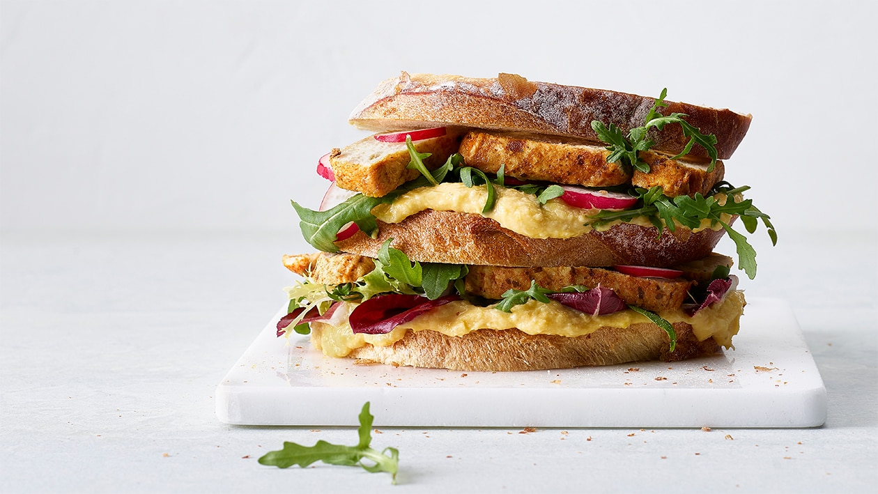 Double-Sandwich mit Maiscreme und veganen Filet-Streifen Double-Sandwich mit Maiscreme und veganen Filet-Streifen