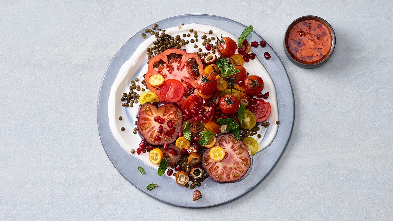 Salade de tomates et lentilles à l'orientale sur une crème de burrata