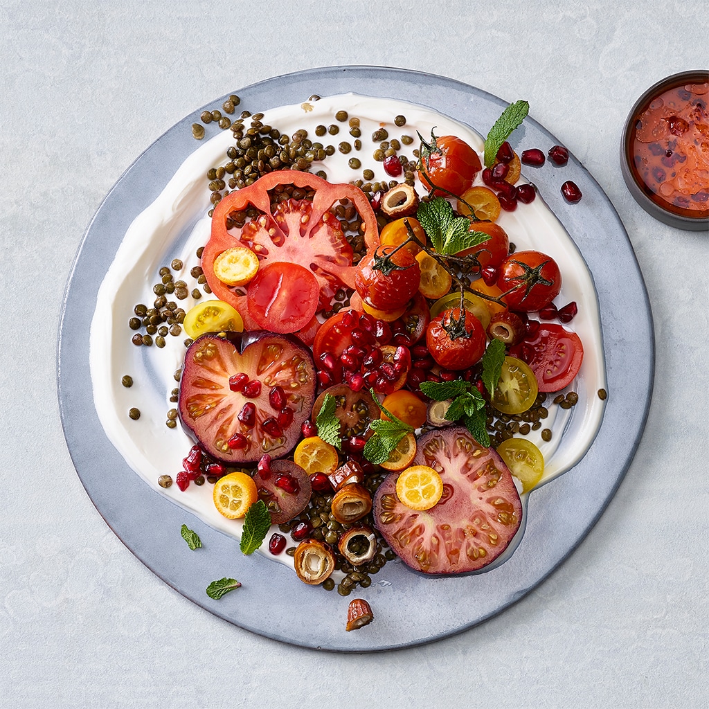 Salade de tomates et lentilles à l'orientale sur une crème de burrata