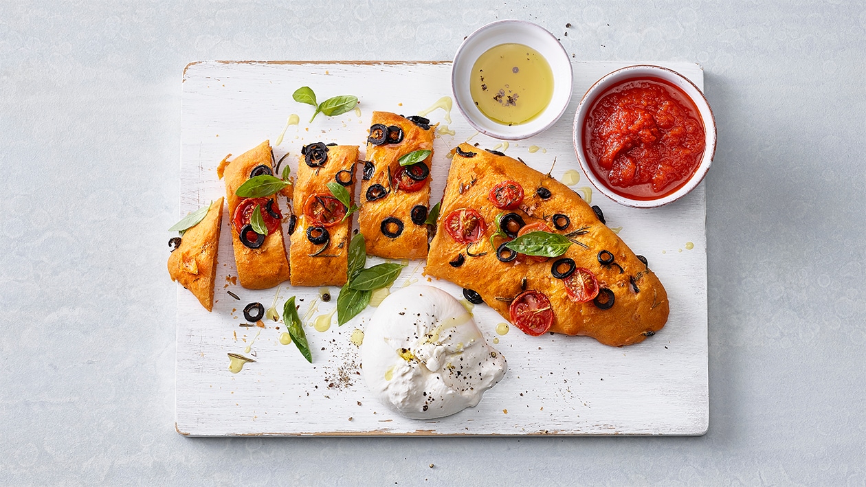 Tomatenfocaccia mit Oliven, rauchigem Tomatendip und Burrata Tomatenfocaccia mit Oliven, rauchigem Tomatendip und Burrata