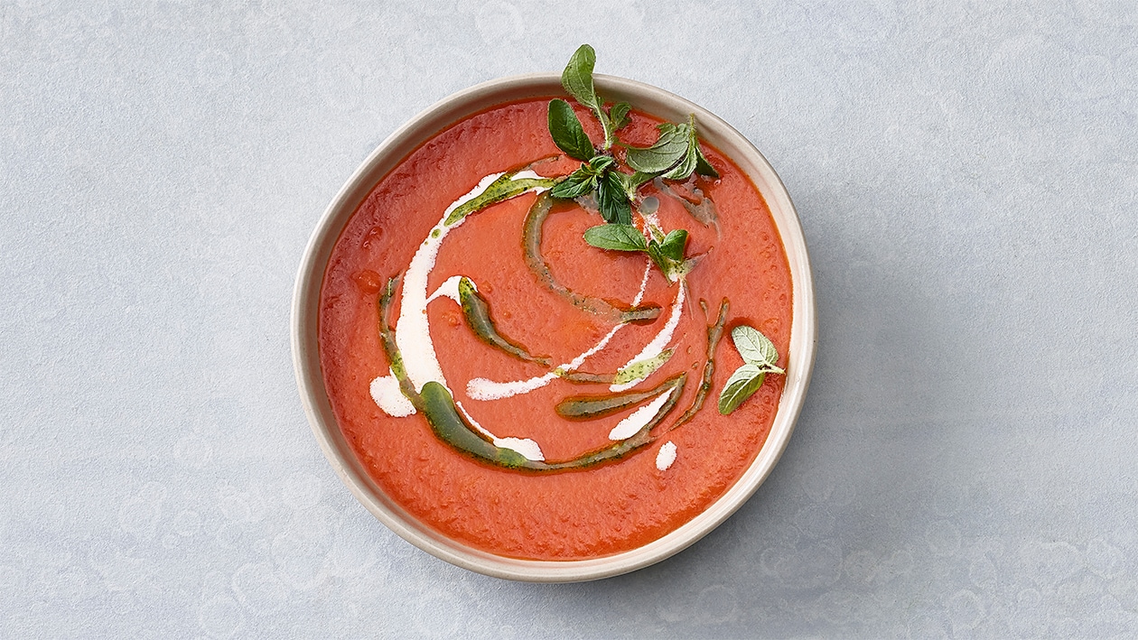 Soupe de tomate à l'huile de basilic