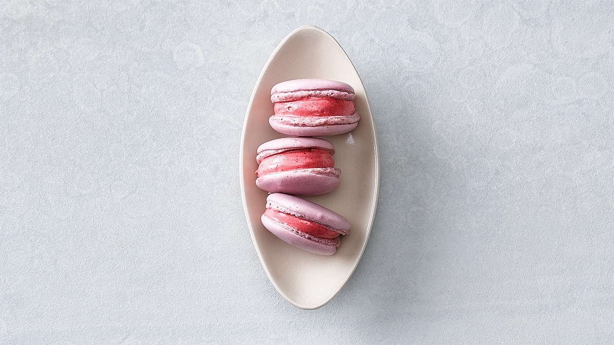 Vegane Rhabarber-Erdbeer-Macarons Vegane Rhabarber-Erdbeer-Macarons