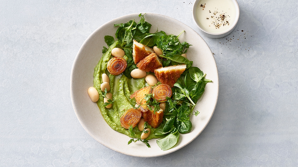 Soissonbohnen-Zwiebelhumus-Bowl mit Crispy-Burger Soissonbohnen-Zwiebelhumus-Bowl mit Crispy-Burger