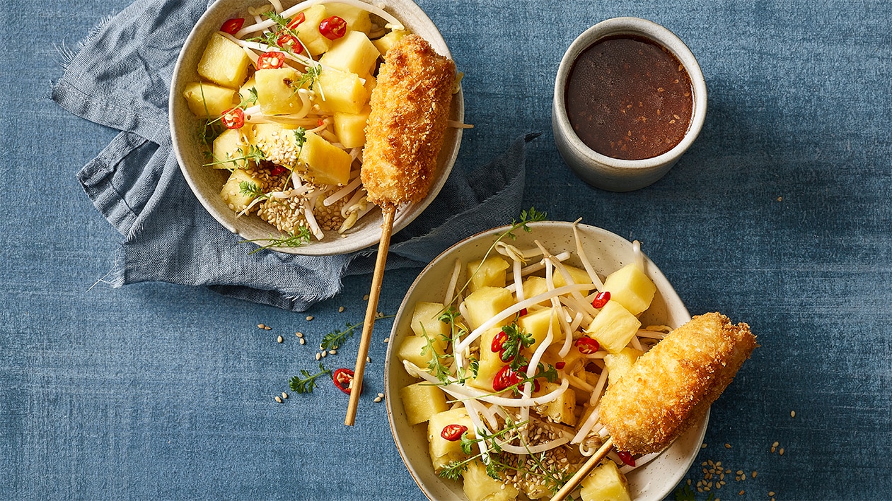 Ananas-Sojasprossen-Salat mit knusprigem Pouletspiesschen und Sesam-Soja-Vinaigrette