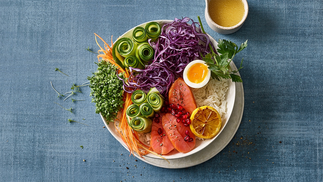 Bowl estival arc-en-ciel au saumon fumé et vinaigrette aux agrumes –  