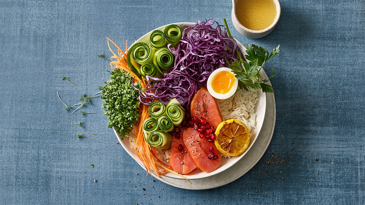 Summer Rainbow-Bowl mit geräuchertem Lachs und Zitrus-Vinaigrette